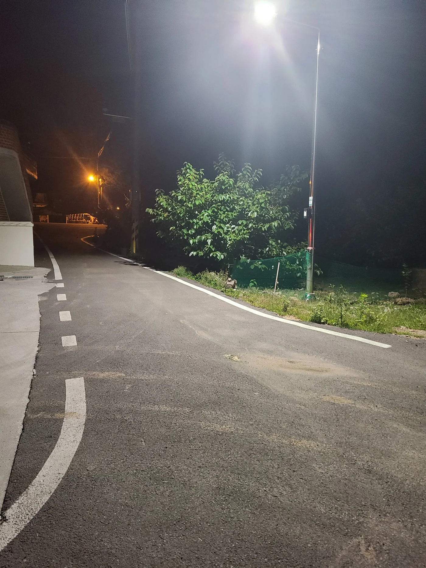 보행로와 생활도로에 설치된 LED 보안등 야간 적용 모습